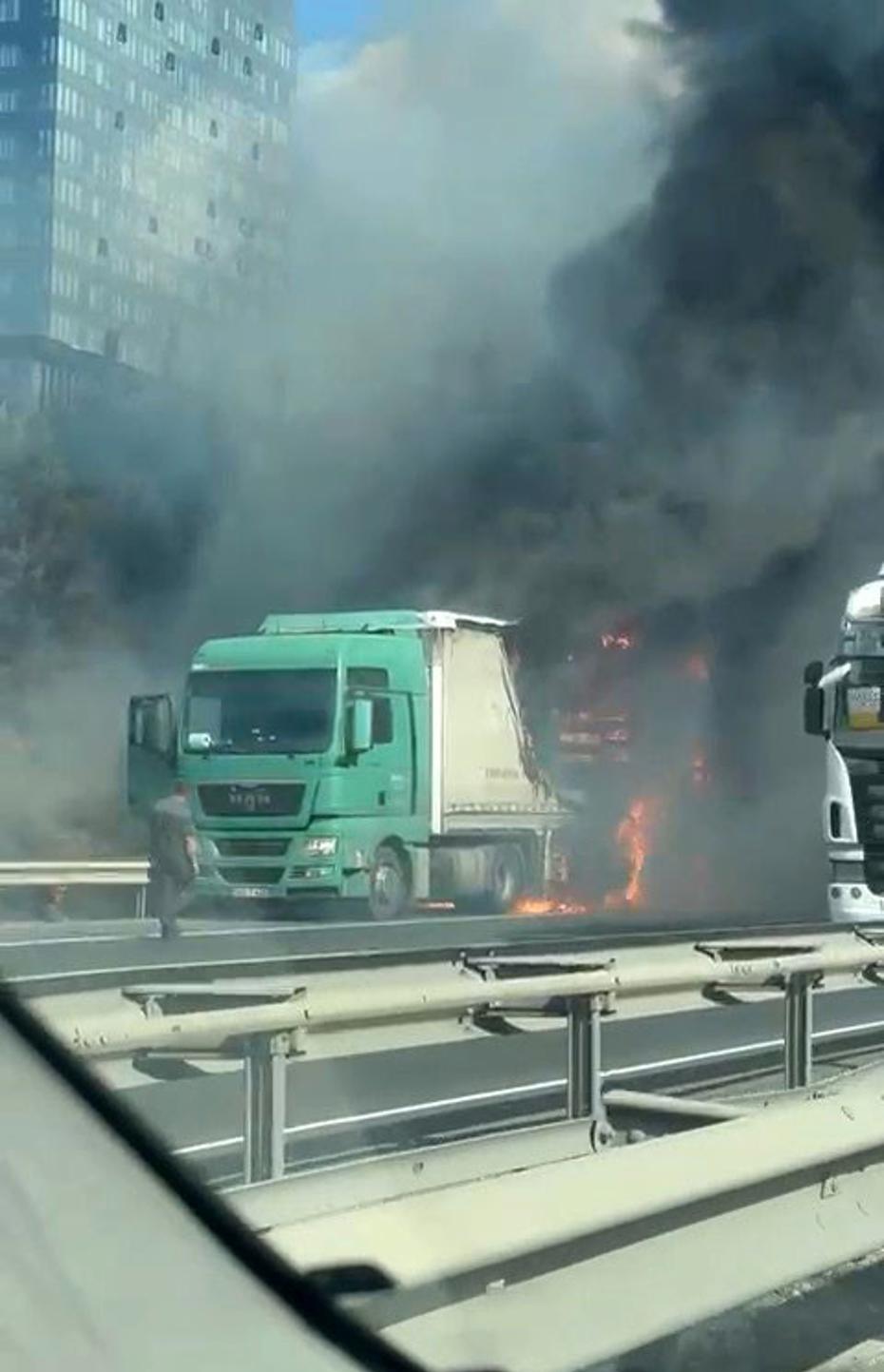 TEM Otoyolu'nda TIR yangını. Trafik normale döndü