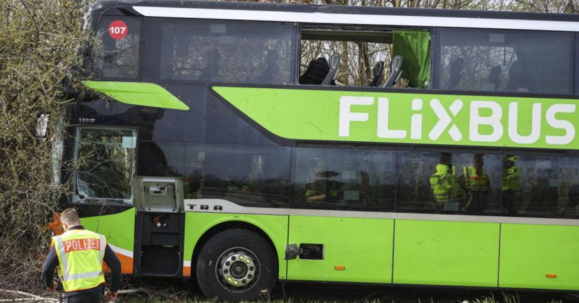 Almanya’da otobüs devrildi: En az 5 ölü, 20’den fazla yaralı