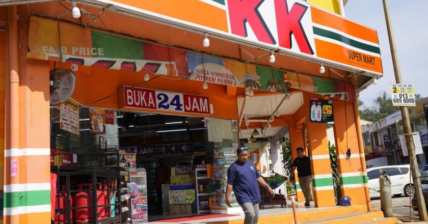 Malezya’da “Allah” yazılı çorap satan bir mağazaya molotof kokteylli saldırı.