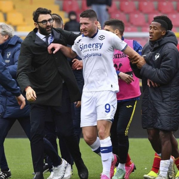 İtalyan Serie A oyuncusuna kafa atan Lecce D’Aversa’nın teknik direktörü ihraç edildi