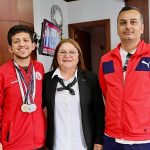 Antalya’da düzenlenen Türkiye Özel Sporcular Yüzme Şampiyonası’nda büyük başarı elde eden Erdem Günay Atacan, Belediye Başkanı Didim Hatice Gençay’ı ziyaret etti – SPOR