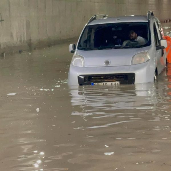Osmaniye’de yağmur hayatı olumsuz etkiledi: Araçlar yolda mahsur kaldı, evler su altında kaldı