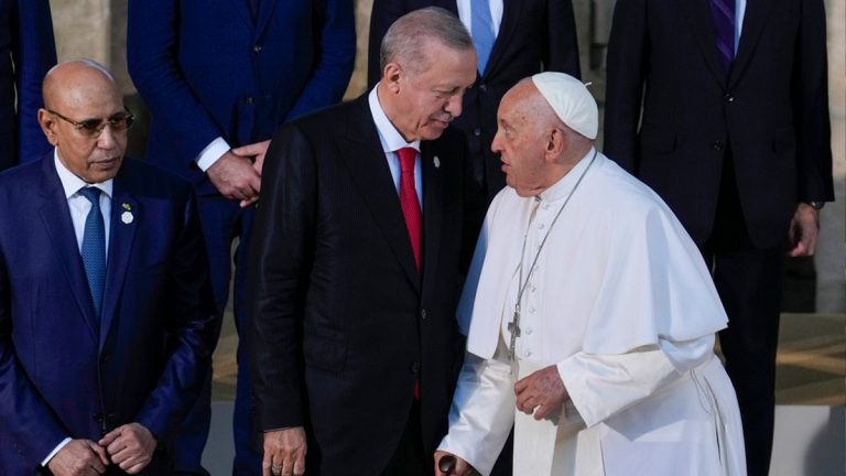 Erdoğan, Papa’yı dini değerlerle alay edilmeye karşı “birlikte hareket etmeye” davet etti