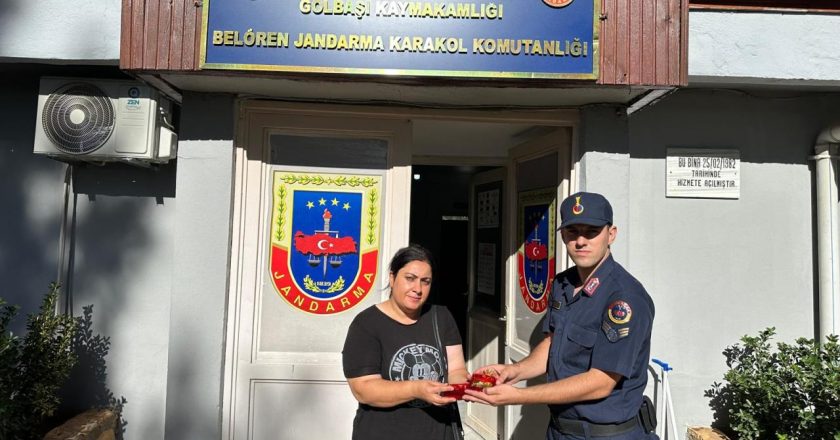 Yol kenarında bulunan altın dolu çanta sahibine teslim edildi