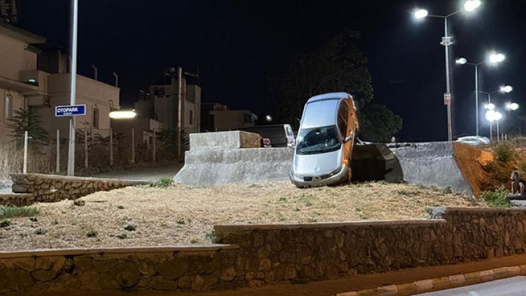 Alkollü sürücünün kullandığı araç duvarda asılı kaldı