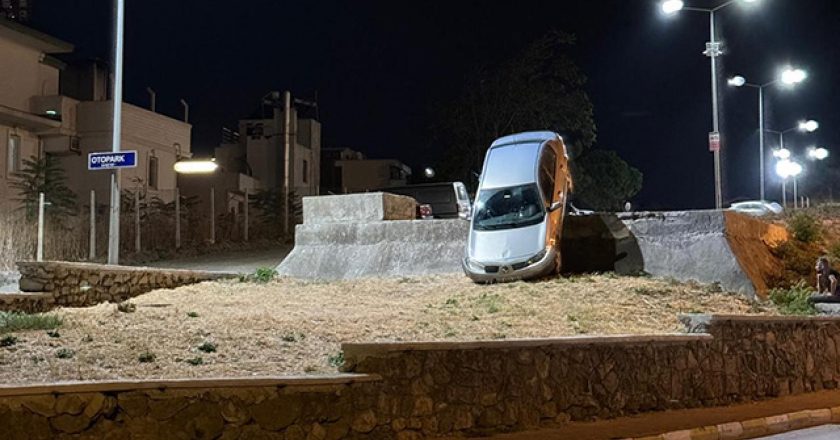 Alkollü sürücünün kullandığı araç duvarda asılı kaldı