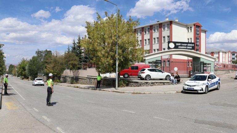 Polis ekipleri Erzurum’daki okullarda denetim yaptı