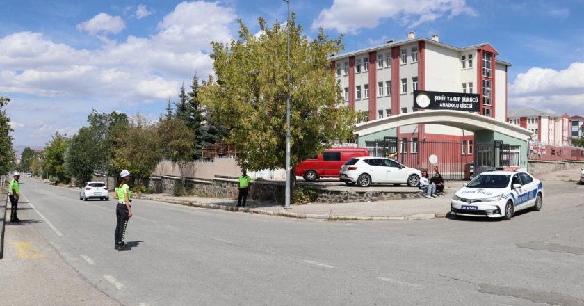 Polis ekipleri Erzurum’daki okullarda denetim yaptı