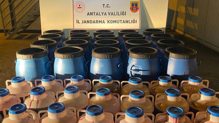 Antalya’da 4 bin litre sahte alkol ele geçirildi