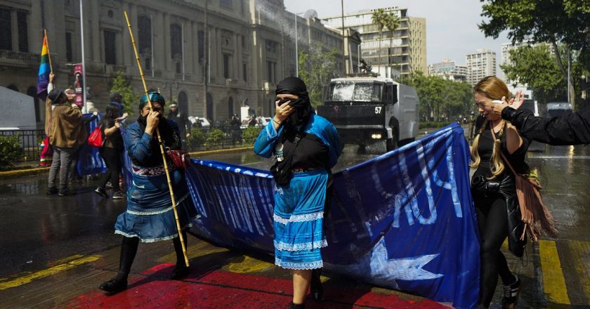 Video. Mapuche yerli halkına destek yürüyüşü: protestocular polisle çatıştı