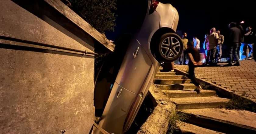 Freni bozulan otomobil evin duvarına çarptı