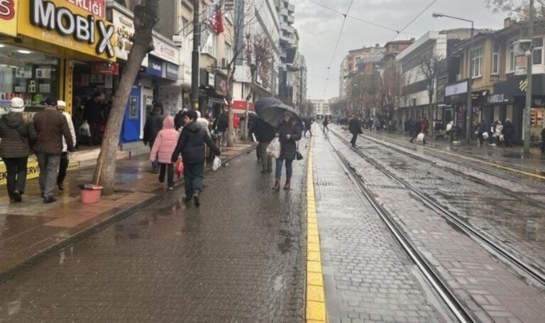 Eskişehir’de yağmur vatandaşlara zor anlar yaşattı – Son Dakika Hayat Haberleri