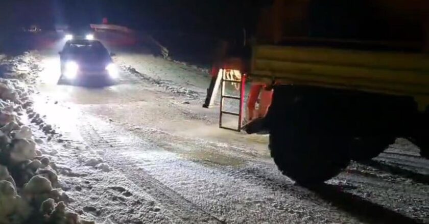 Elazığ’da yoğun kar yağışı: Araçlar ulaşıma kapandı