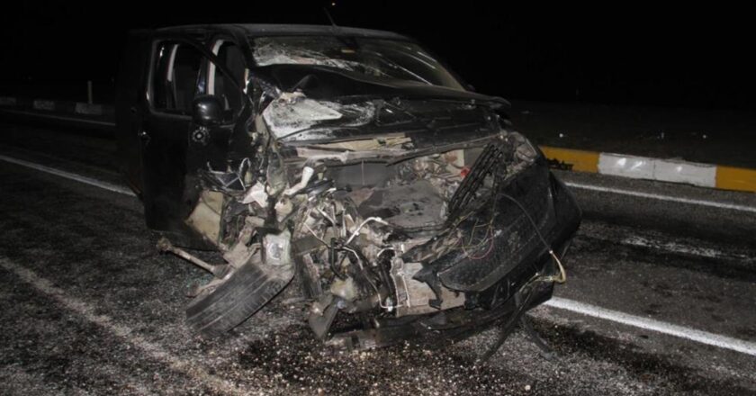 Turistleri taşıyan minibüs ile otomobil çarpıştı: 1 ölü, 7 yaralı