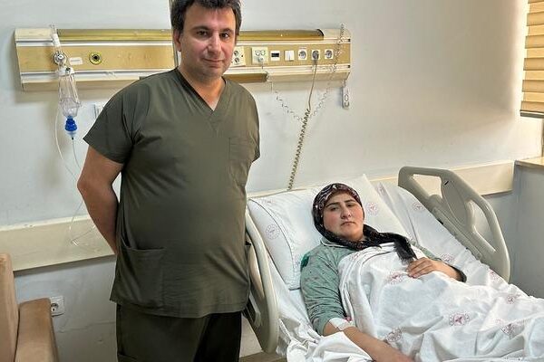 Beyin kanaması geçiren hamile kadın doktorların müdahalesiyle hayata tutundu