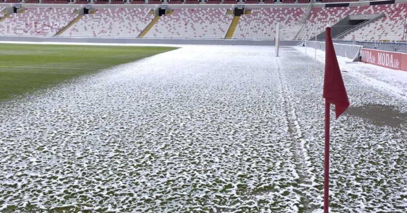Sivas’ta Fenerbahçe maçı öncesi zemin kısmen karla kaplandı