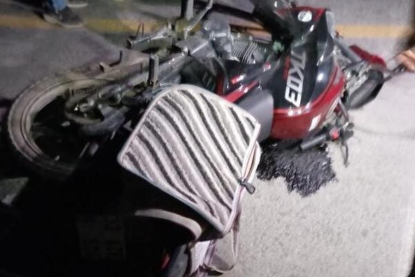 Bisikletliye vurmamak için manevra yapıp, direğe çarpan motosikletli öldü