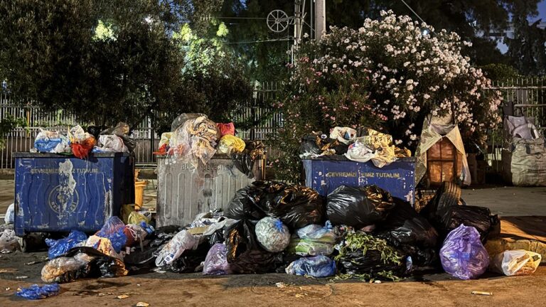 1763 işçi greve gitti, İzmir sokakları yine çöple doldu