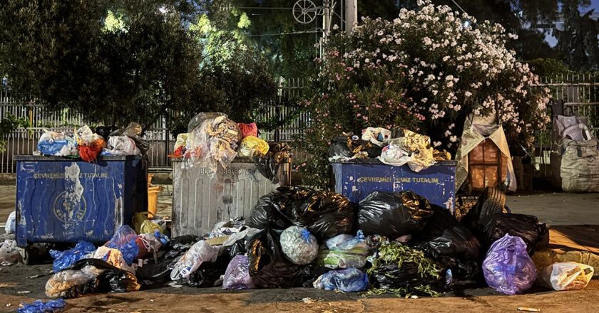1763 işçi greve gitti, İzmir sokakları yine çöple doldu