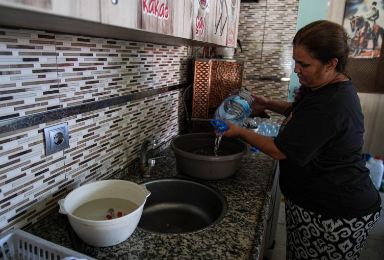 İzmir'de 20 gün boyunca su olan mahalle sakinlerinin belediyesine tepki