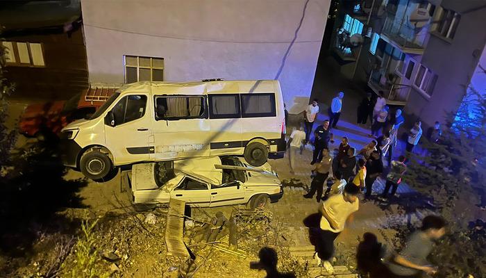 Adana’da akılalmaz olay! Park halindeki minibüs, otomobilin üzerine düştü