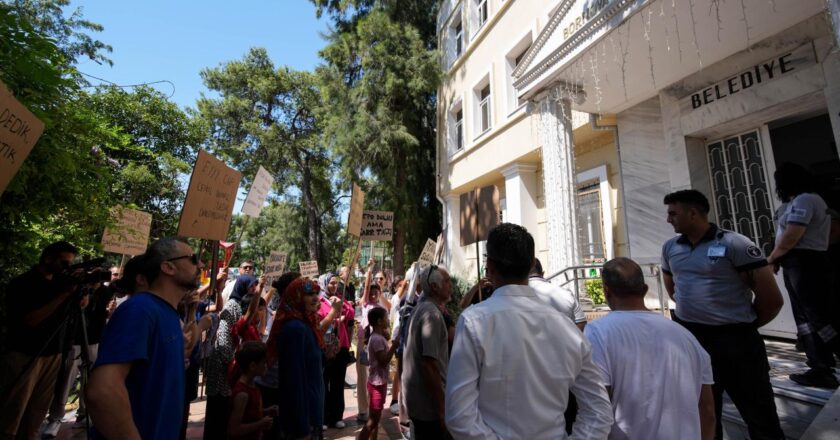 İzmir’de 20 gündür suları kesik olan mahalle sakinlerinden belediyeye tepki