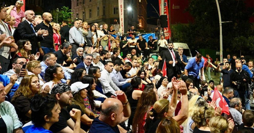 İnan Güney’in gözaltına alınması Beyoğlu Belediyesi önünde protesto edildi – Son Dakika Türkiye Haberleri