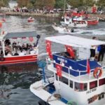 Balıkçılar av sezonunun açılmasını teknelerde meşale yakarak kutladı