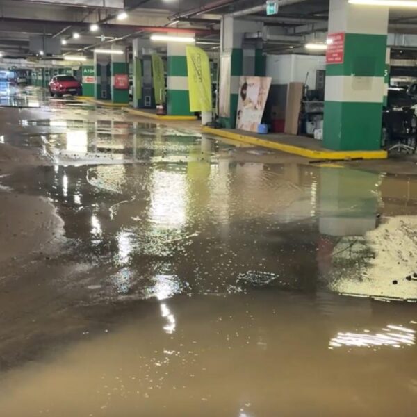 Su borusu patladı: AVM otoparkını su bastı
