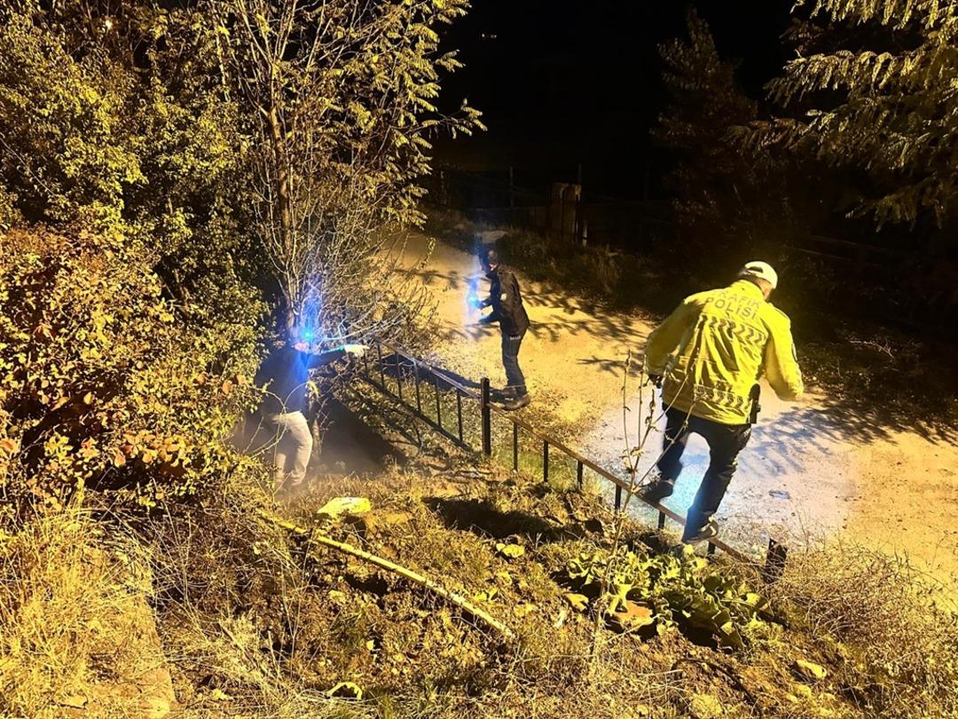 Tunceli'de otomobil dereye uçtu; Uzman çavuş hayatını kaybetti 2