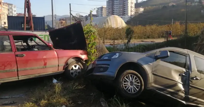 Kaldırımda korku dolu anlar: Babaanne ve iki torunu otomobilin çarpmasıyla yaralandı