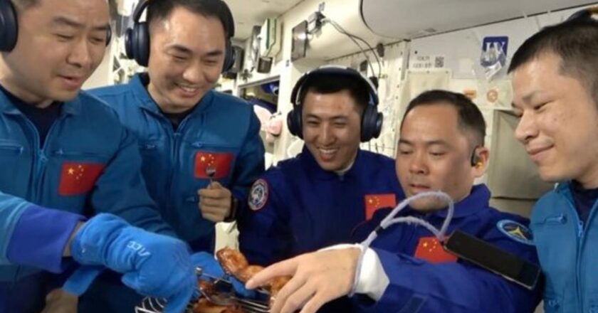 Uzay istasyonunda bir ilk! Çinli taykonotlar uzayda ızgara et ve tavuk pişirdi