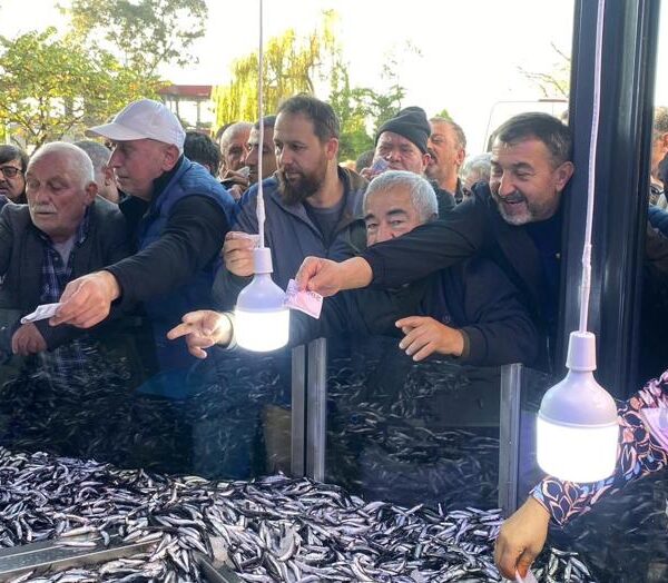 20 TL’ye indi, 2 saatte tükendi: Sıra beklemek için dakikalarca beklediler