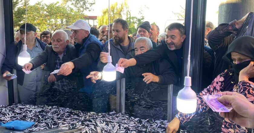 20 TL’ye indi, 2 saatte tükendi: Sıra beklemek için dakikalarca beklediler
