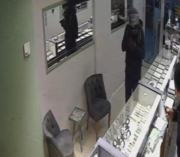 Diyarbakır’da çalışanı rehin alıp 5 kilo altın çalan hırsız yakalandı!