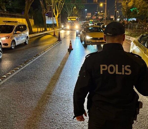 İstanbul’da polis tarafından “huzur denetimi” gerçekleştirildi.