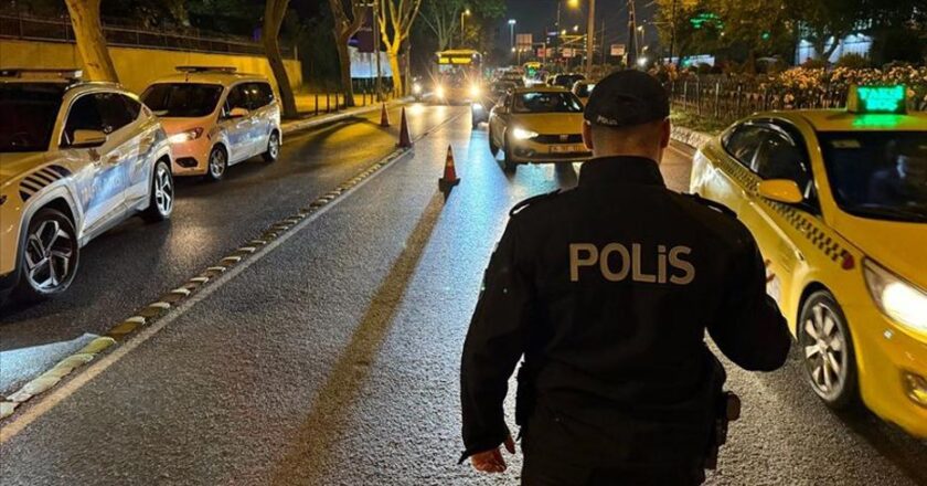 İstanbul’da polis tarafından “huzur denetimi” gerçekleştirildi.