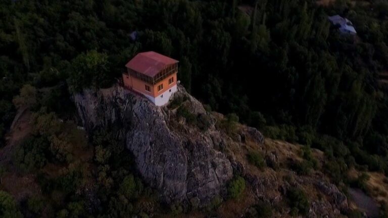 Kayalığın üzerindeki meşhur ev satışa çıktı! İstenen rakam dudak uçuklattı